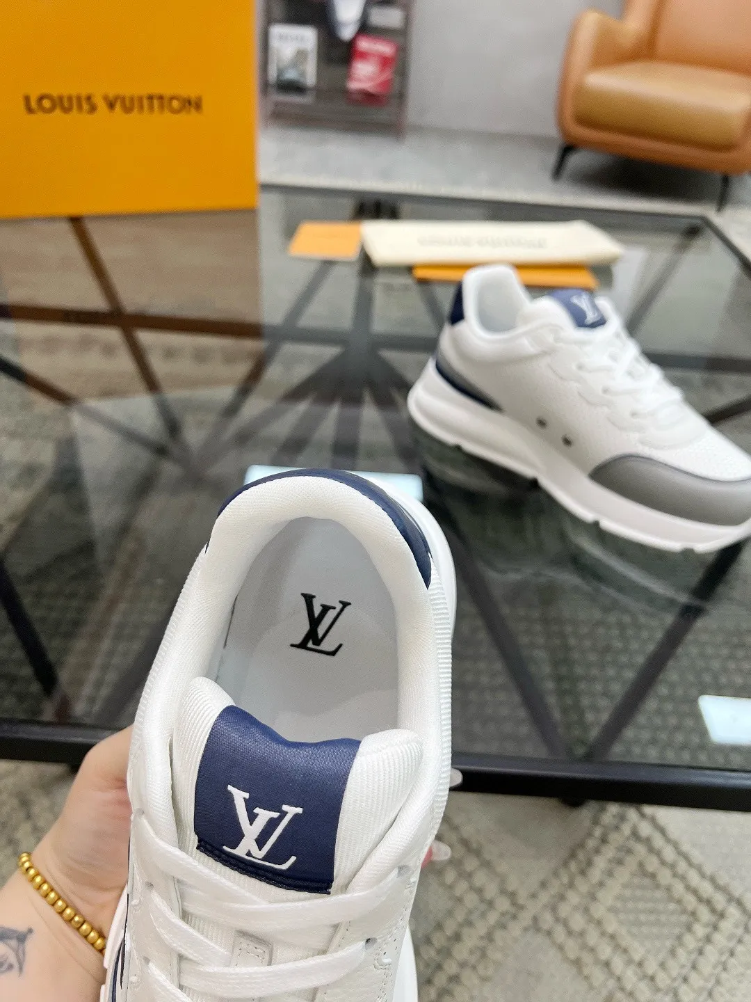 Factory price: 460💰Lv🔍Top purchasing agent🇮🇹 Road The most popular sports shoes for street men are available at the same counter. The uppers are imported cowhide fabrics from Italy, high-quality spliced colorful and complex handicrafts, imported comfortable mesh linings, soles: original soles specially provided by the original factory, T men's men's shoes 💰U foam exclusive movable molded soles are super comfortable, original factory and single goods, 🔍🔍high quality, you can enter and exit the counter at will, welcome to compare, code number 38-44, (45 customized)